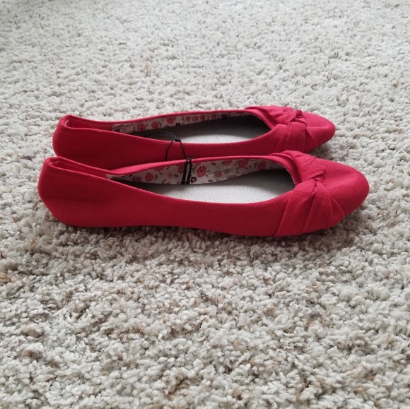 Red Flats - Picture 3 of 4